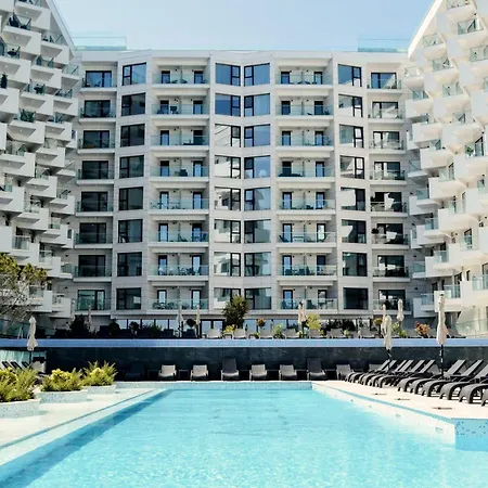 Crystal Beach 89 - Infinity Pool & Spa Resort Năvodari